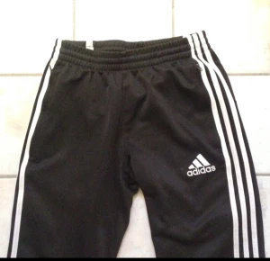  - Adidasbyxor i stl 164, men passar mig som vanligtvis har stl S. Fungerande dragkedjor i sidorna och i slutet av byxbenen. Möts i Sthlm/frakt. 