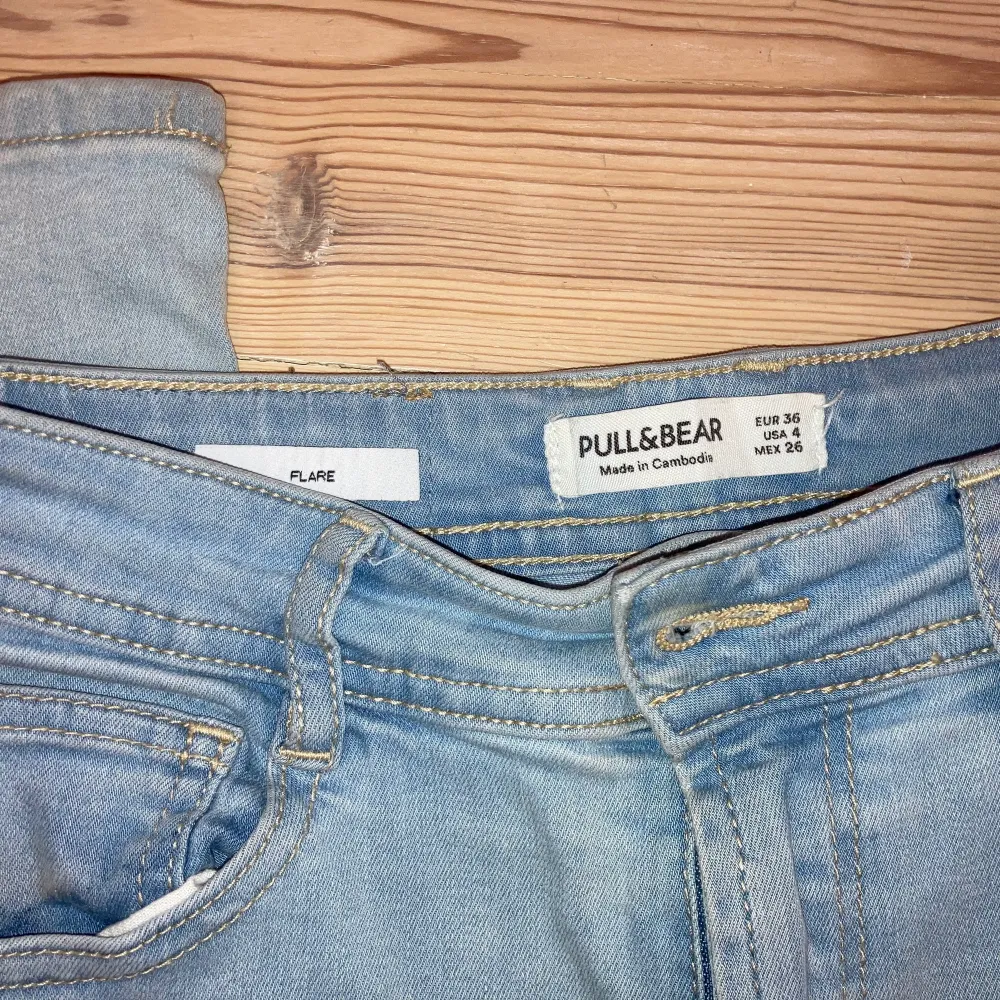 Flare jeans från Pull&Bear, alltså lite bootcut. Superstretchiga och sköna och ger garanterat snygg rumpa. Möts, annars tillkommer frakt❤️. Jeans & Byxor.