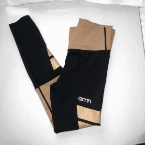 Aimn träningstights - Träningstights från Aimn sportswear. Storlek S men kan även passa en M då dem är väldigt stretchiga. Byxorna drar in midjan vilket ger en väldigt fin passform