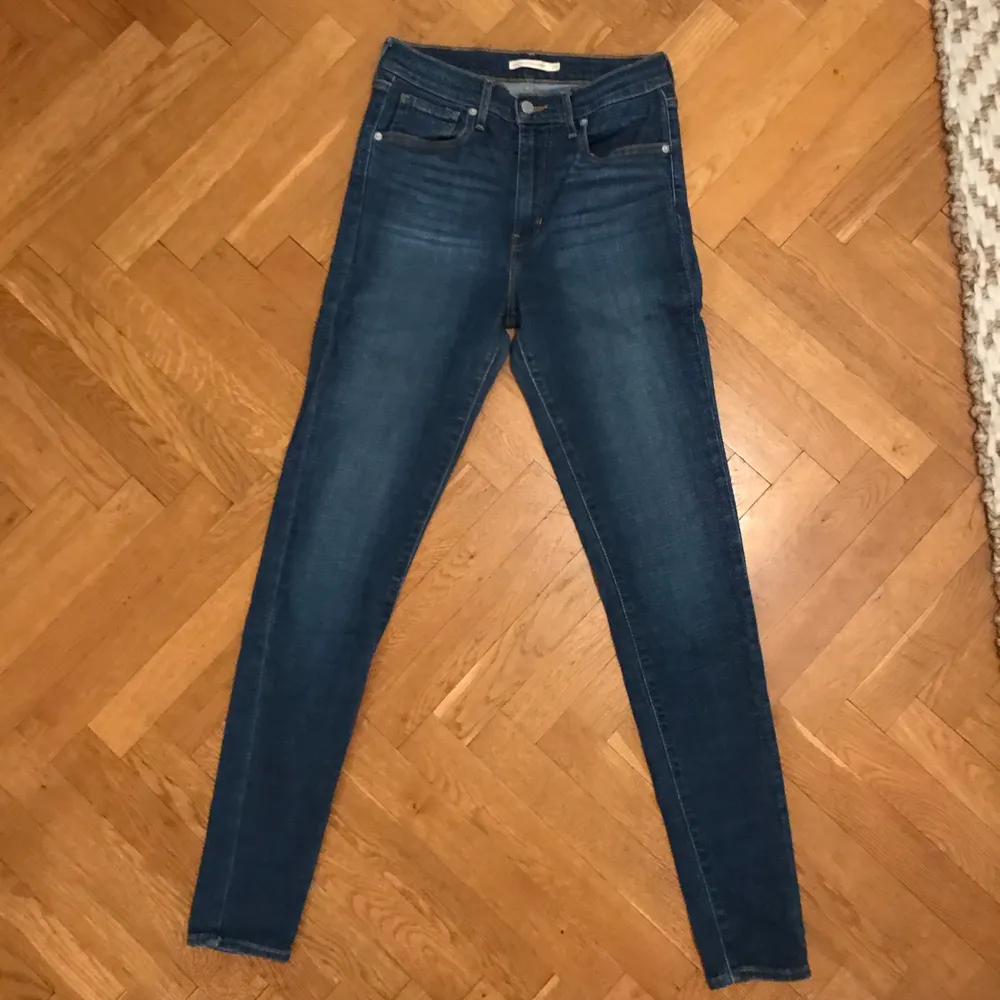 Levi’s jeans. Mkt bra skick. Använda ca 2ggr.  W28 L32. Jeans & Byxor.