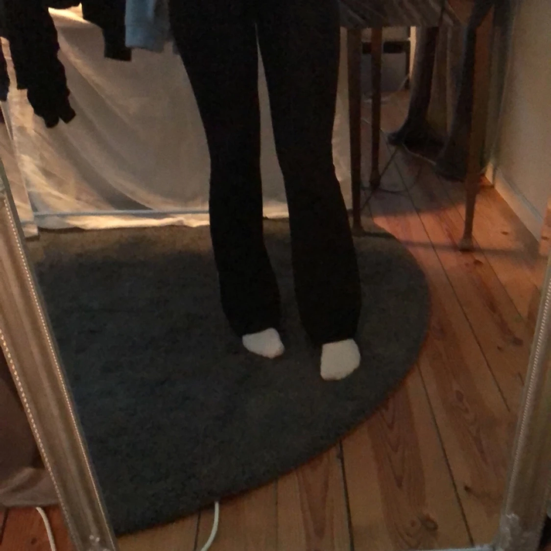 Gina tricot svarta utsvängda thights 