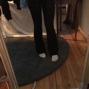 Gina tricot svarta utsvängda thights  - Hur sköna som hällst 