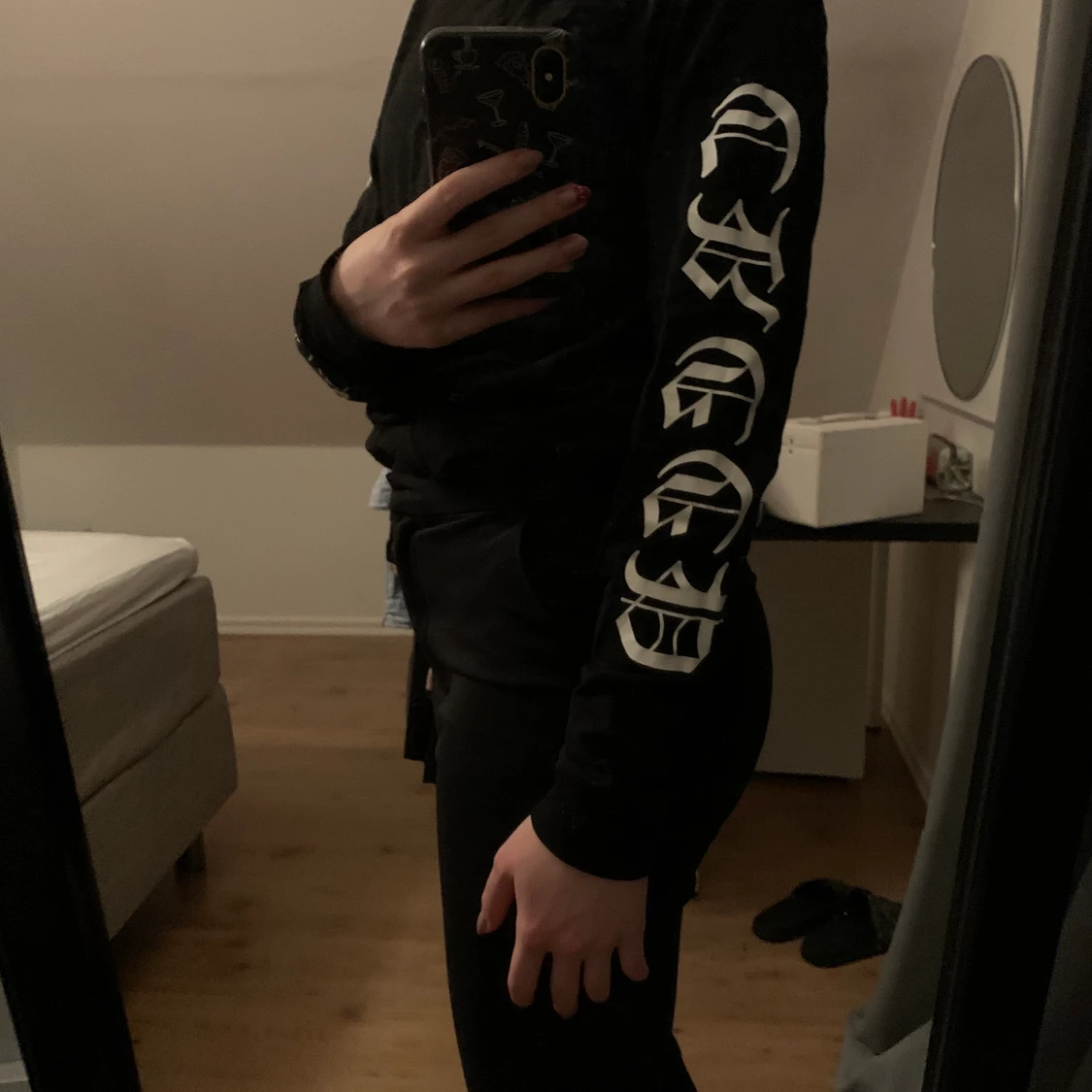 Svart tröja med text - 91