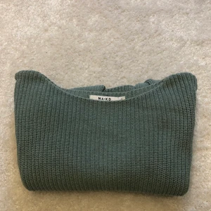 Söt stickad tröja - En grönaktig runt stickad tröja från nakd med utsvängda ärmar. Något kortare i modellen och sitter som en smäck. 