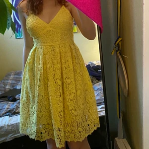 Sommarklänning - Sjukt gullig gul klänning i spets. Använd sparsamt så bra skick. Köparen står för frakt eller så möts vi upp i Stockholm. Storlek 36 men passar även mig som är en 38.