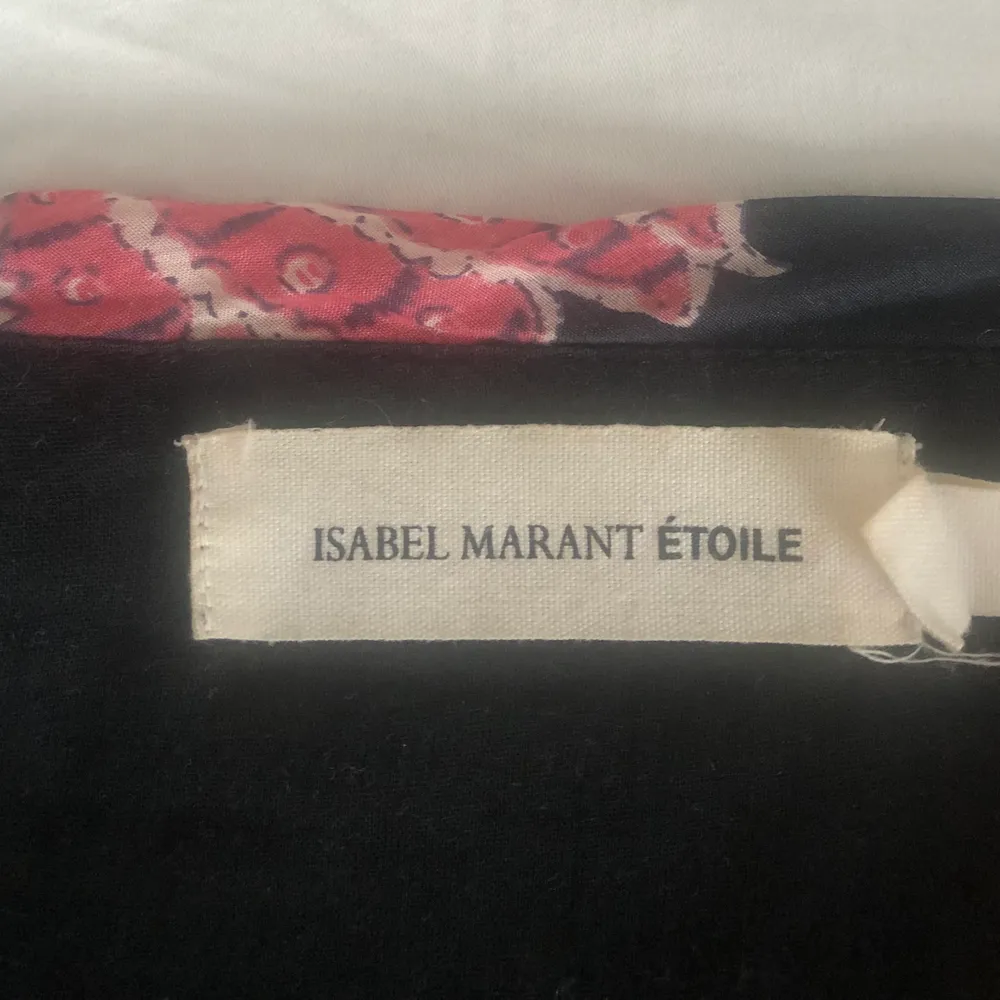 Vacker Isabel Marant kjol i svart siden med ett blommigt mönster. Kjolen är i storlek 38 men passar en 36 och är i bra skick. Kontakta för mer information.. Kjolar.