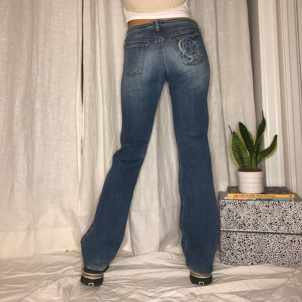Assnygga jeans från Armani med nice ficka✨ w30, midjemått: 87cm,  innerbenslängd: 82cm💗. Jeans & Byxor.