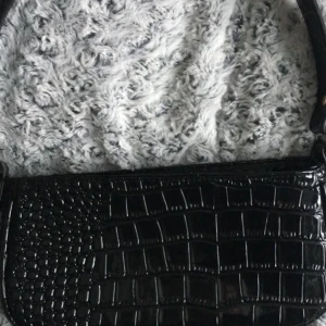 Väska  - Sjukt fin väska använd ett fåtal gånger och är i fint skick 60kr + frakt 