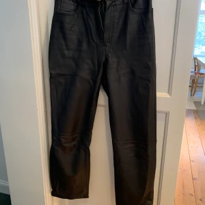 Skinnbyxa Gina Tricot premium quality - Svarta skinnbyxor Gina Tricot Premium Quality stl 36. Loose fit, ankle längd. Fickor bak och fram. Nypris 2499kr, använda 2 ggr