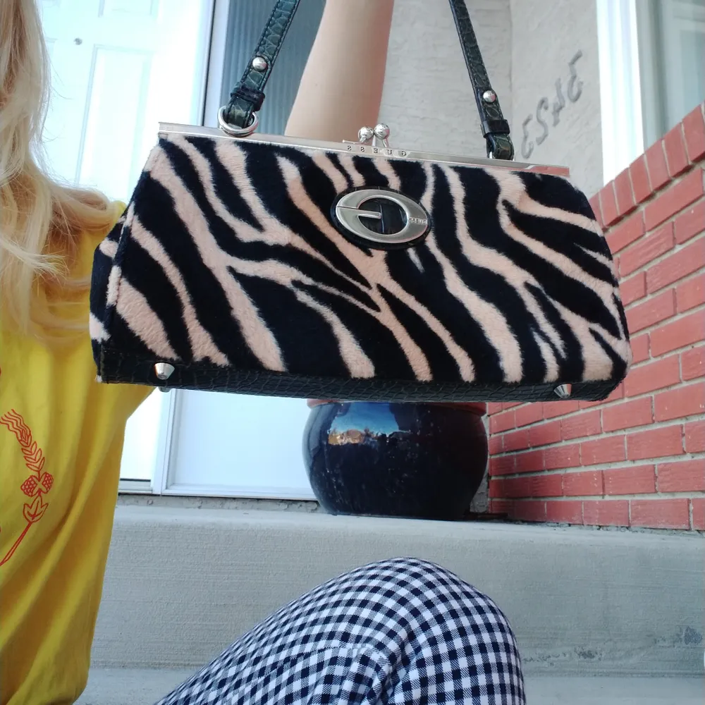 Guess animal print bag. Vintage, not genuine Guess bag but in good condition. . Väskor.