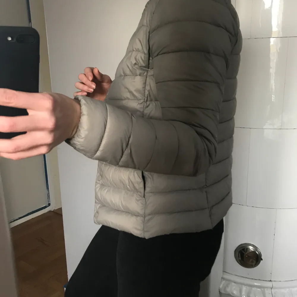 Beige jacka från h&m i storlek 36! 50kr + frakt . Jackor.