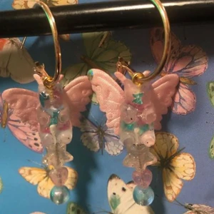 Örhängen fjäril resin gummibjörn💖 -  Egencraftade örhängen med egengjutna gummibjörnar! Babyblå och babyrosa pärlor och dekoration 💖💖Det ligger mycket arbete och tid bakom varje smycke vilket gör mina priser till superbra! 💖 49kr och frakt ingår! @ykkishop på Instagram 