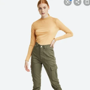 Byxor - Ett par gröna jeans från hm, köpte för ett tag sen men inte andvänt! Orginal pris: 199 mitt pris: 80 kr