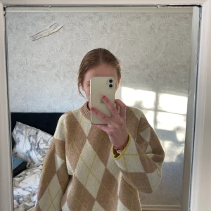 Super fin stickad tröja  - Stickad tröja från h&m i superbra skick, endast använd en gång då mönstret inte var något för mig!  Är villig att fixa paketpris vid köp av flera plagg!:)