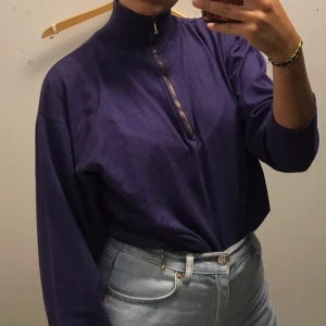 Lila polo med dragkedja - Köpt second hand, knappt använd och i fint skick!