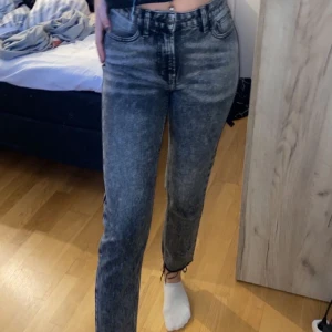 Vero Moda jeans gråa  - Använda några gånger men är i bra skick. Grå svarta straight leg med slitningar nedtill. Mellan höga i midjan och sitter perfekt på en 34/xs. Köparen står för frakt. 