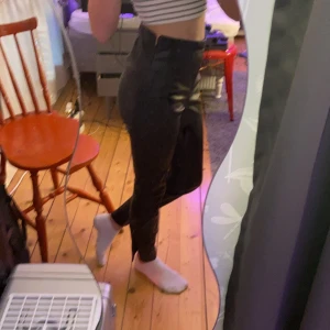 Läder byxor - Säljer dessa läder byxor pga alldeles för stora för mig, Ny skick aldrig använda, mjuka å sköna att ha på sig