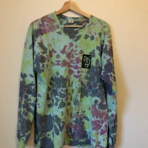 Långärmad tröja - Tiedye tröja med tryck från Urban outfitters. Nyskick. Är S men sitter oversized. 