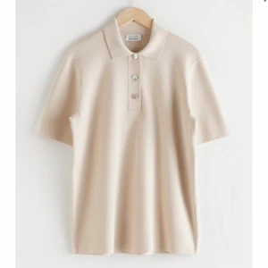 Piké tröja - Säljer denna snygga piké tröja som sitter snyggt oversize från & other stories! 