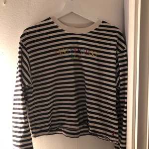 Långärmad tröja Levi’s - Vit-svart-randig långärmad tröja från Levi’s. Står Levis i färg över bröstet. Något urtvättad. 