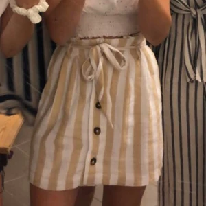 Hollister kjol - Säljer min randiga kjol från hollister i färgerna beige och vit! Perfekt till sommaren💕