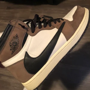 Jordans - Vilken storlek du vill. Det är bra kopior av Travis scott jordan 1.Infall du är intresserade av andra kopior av skor så hör av er till mig.