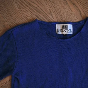 Djupblå finstickad tröja från Brixtol - Jättefin tröja köpt på Brixtol som tyvärr används alldeles för sällan. Väldigt fint skick. Står M men känns mer som en XS-S beroende på passform. Kan skickas mot frakt.