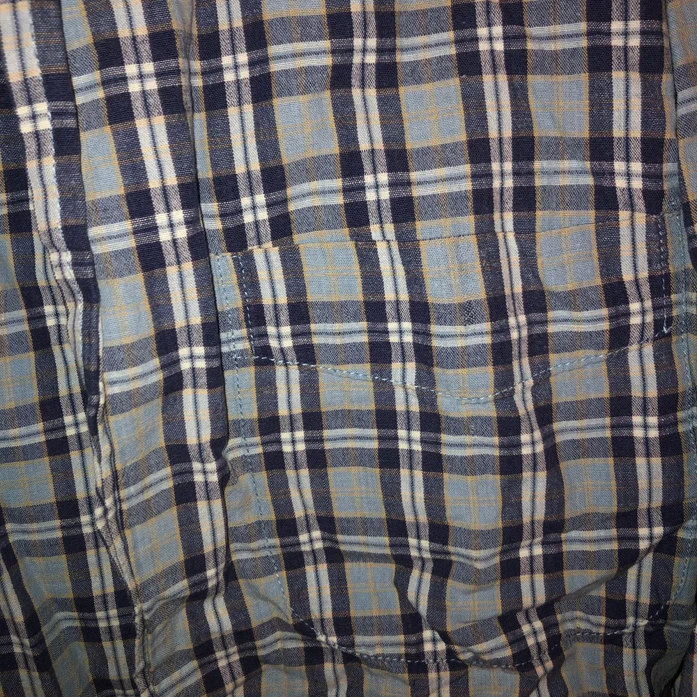 snygg blå rutig skjorta som kan användas väldigt oversize eftersom den är i XL (väldigt skrynklig på bilden ursäkta😖). Skjortor.