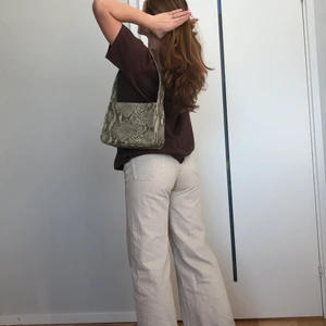 Snakeprint väska - asfin snakeprint-väska. Kommer tyvärr inte till använding hos mig då jag har lite för många väskor. Inga skador eller liknande, rymlig!! säljer även T-shirten