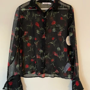 Flower Power - Superfin oanvänd blus med superfina detaljer! Perfekta partytoppen! 🍾