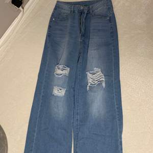 Hej! Nu säljer jag dom här blåa vida jeansen från Shien. Säljer dom då dom var lite för stora. Byxan är storlek 36 och testats på en gång. Pris går att diskutera.