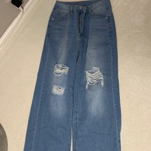 Jeans med slitningar - Hej! Nu säljer jag dom här blåa vida jeansen från Shien. Säljer dom då dom var lite för stora. Byxan är storlek 36 och testats på en gång. Pris går att diskutera.