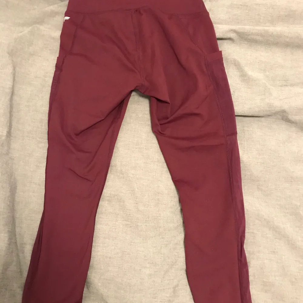 Size small-medium, perfect condition, burgundy, great support, 60 sek+ shipping 💓💓. Jeans & Byxor.