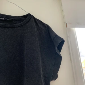 T-shirt från Zara - Enfärgad basic t-shirt från zara, mörkgrå                                                         Köparen står för frakten