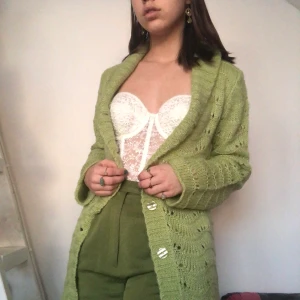 Grön stickad kofta - Finaste gröna koftan! Köpt second hand men är i gott skick. Inga tydliga defekter. Skriv privat vid intresse. Köpare står för frakt