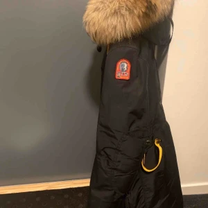  - Jackans ordinarie pris är 9 999kr.  Den är i bra skick och har tvättats i kemtvätt för 2 dagar sedan.  Storlek S (normal i storlek) Möter min köpare överallt i Göteborg.  Tar emot swish eller kontant.  Pris kan diskuteras. 