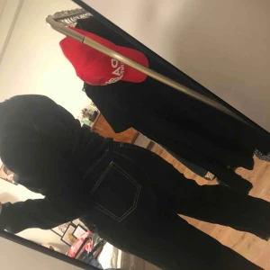  - Säljer dessa as feta jeans med vita sömmar från monki pga lite användning nu för tiden. Användes flitigt men inte slitna! Sitter som en typ 38 i ”vanlig” storlek.  Ni står själva för frakten