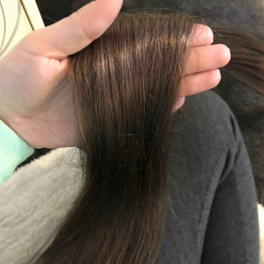 60cm long real human hair extensions. Almost like new. I paid 1200kr. Selling for 700kr. The color is light brown. . Övrigt.