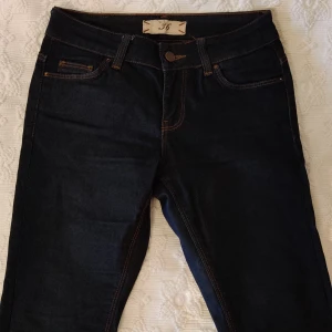 Zara jeans blå 36 - Skinny fit men korta för mig som är 185 cm.  78% bomull, 20% polyester, 2% elastan.  Sparsamt använda.  Köparen står för frakten, fraktförslag mottages gärna. Samfraktar. Fler bilder skickas om det önskas.