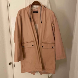  - Fin regnkappa från zara i fint skick, säljer för den blivit för liten. 100+frakt om inget annat bud.