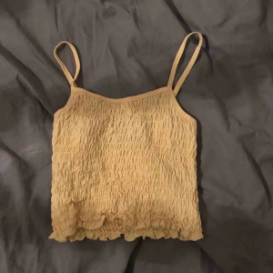 Söt topp - Söt topp från ginatricot, använd ca 3 gånger😚🙌💛