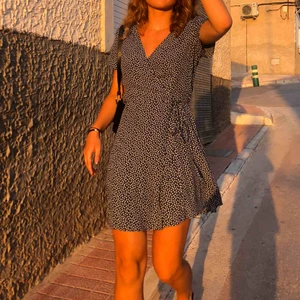  - Blå fin klänning med små  vita stjärnor på💫