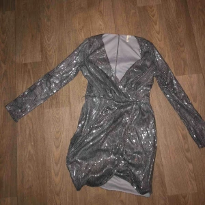  - paljettklänning från nelly. jättefin passform och bekväm. möts upp i gävle eller fraktar för 25kr😊