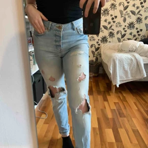 - Jeans från Gina Tricot. Skitsnygga slitningar/hål och i nyskick 🤩 köparen står för frakten 💖