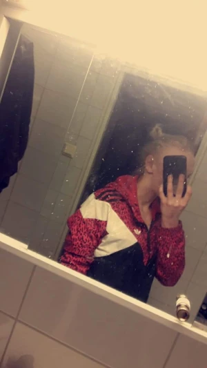 Adidas jacka. - Obs endast spegeln som är smutsig inte jackan              den är i STL xs/s. Använd några gånger. Extra tunn men perfekt att ha under vinterjacka. 200+frakt