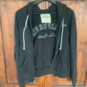  - Snygg och mysig luvtröja från Hollister. Nypris är ca 500kr. Använd men i bra skick💞