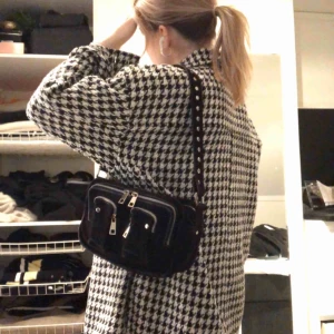  - Säljer denna fina Núnoo väskan i modellen Ellie corduroy 🤩🤩 (tror det är ellie). Använt skick men superfin och rymmer mycket!! Köpare står för frakten🥰Säljer pga, för lite användning