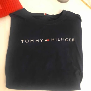  - Hilfiger t-shirt i nyskick