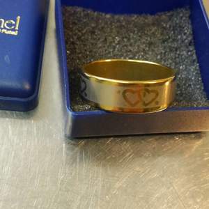 Har en oanvänd Guld-pläterad som bäst passar för tjejer..ringen är guldpläterad x3 och har aldrig använts.. Gjorde ett större köp och fick den med som gåva. Sen har den legat i sin tillhörande ask..  99Kr