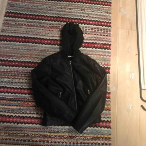  - Aldrig använd skinnjacka. Bra skick, skönt foder på insidan som värmer.